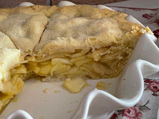 interno della torta di Nonna Papera nella tortiera tipica