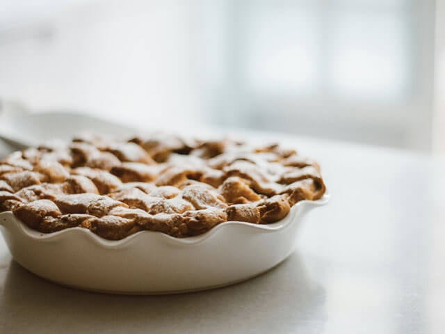 Torta americana alle mele decorata come una crostata