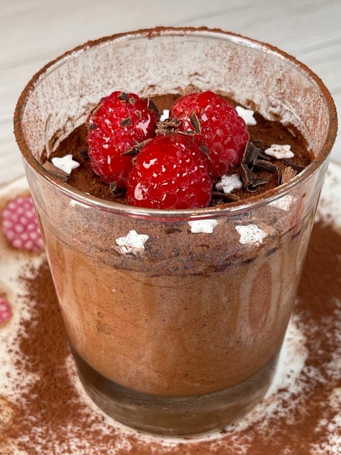 mousse al cioccolato senza panna nel bicchiere