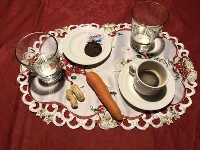 tavola apparecchiata con cibo e bevande per rifocillare Santa Lucia, l'asino e il castaldo