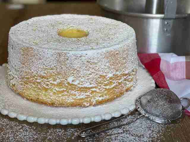 preparazione chiffon cake passo-passo ricetta base con zucchero a velo