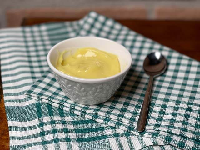 crema pasticcera vegana pronta nella coppetta