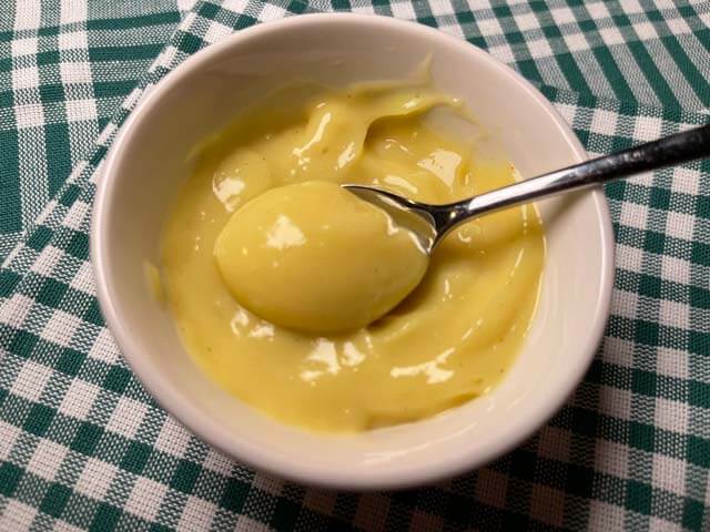 crema pasticcera vegana pronta per farcire i dolci