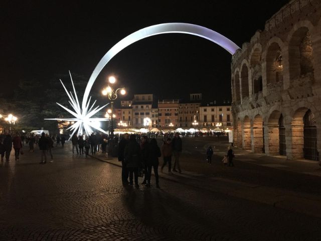 Piazza Bra a Verona che ogni anno ospita i banchetti di Santa Lucia e la famosa stella