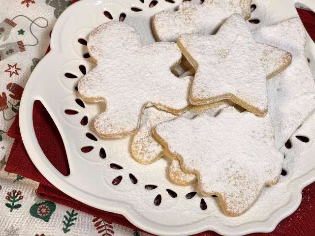 paste frolle di Santa Lucia a forma di omino, di stella e di albero con zucchero a velo