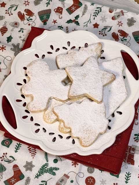 Biscotti di Santa Lucia preparati per i miei figli sulla tavola con tovaglia natalizia