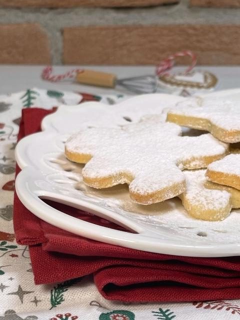 Frolle di Santa Lucia in varie forme con zucchero a velo