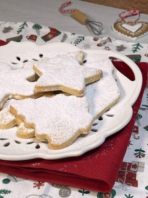 Piatto di frolle di Santa Lucia e cosparse di zucchero a velo