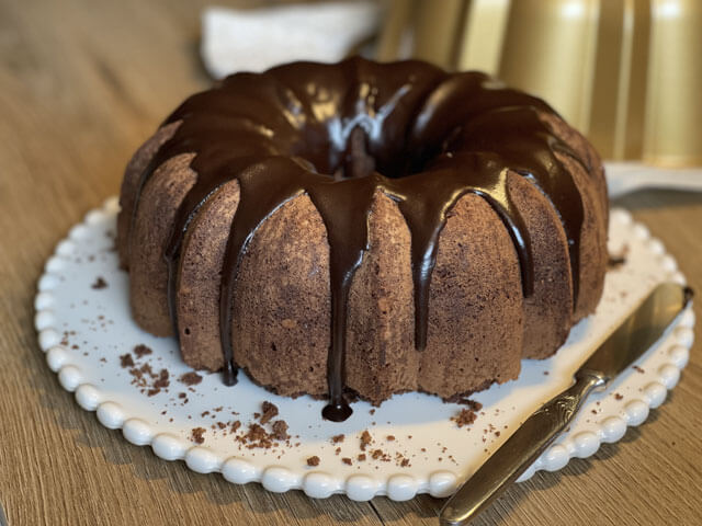 Tunnel of fudge cake decorato con glassa al cioccolato e noci