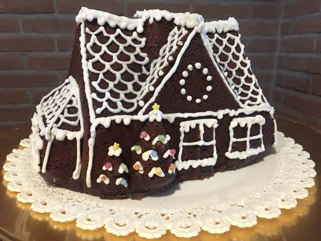 Torta a forma di casetta di Natale decorata con ghiaccia reale