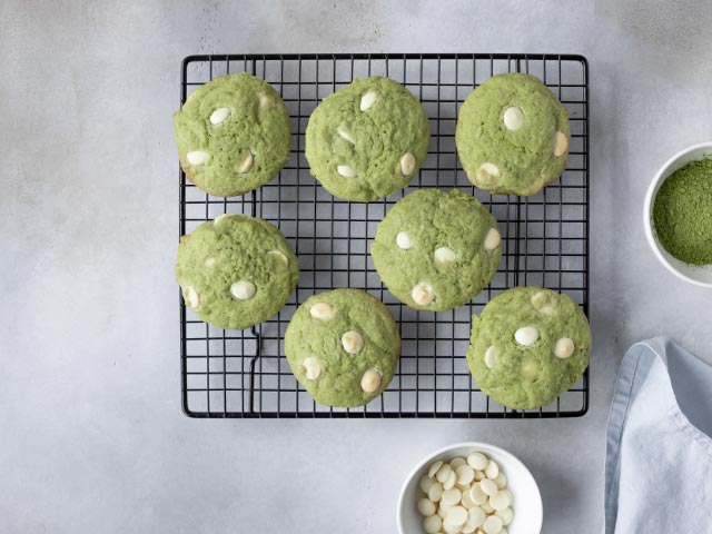 pasta frolla colorata di verde con i coloranti naturali