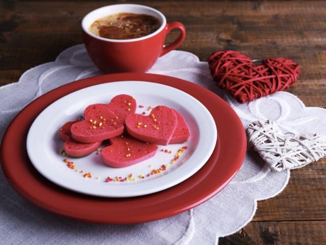 pasta frolla colorata di rosso intenso con i coloranti in pasta