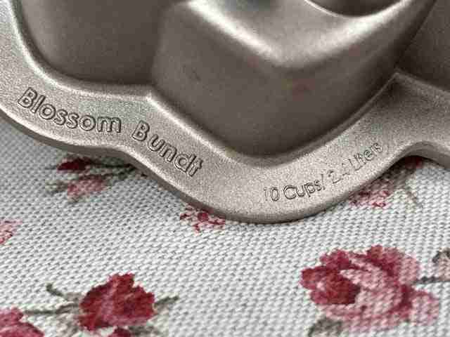 capienza in Cup dello stampo Blossom di Nordic Ware