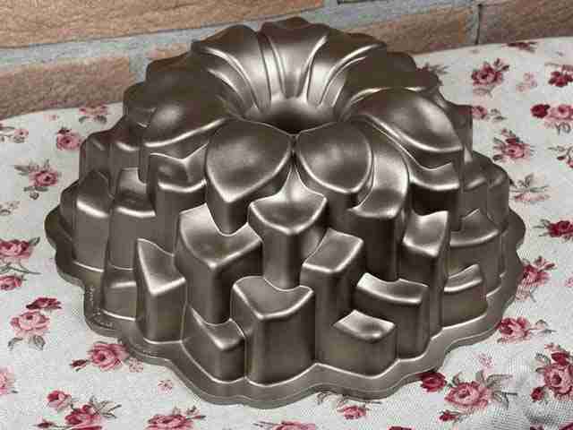 esterno dello stampo Blossom di Nordic Ware