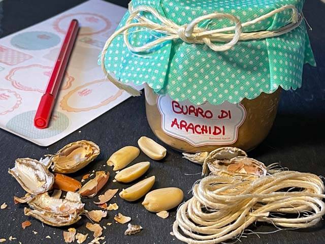 burro di arachidi fatto in casa nel barattolo di vetro da regalare