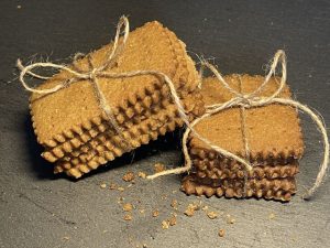 Graham Crackers i biscotti americani con farina integrale senza uova speziati alla cannella