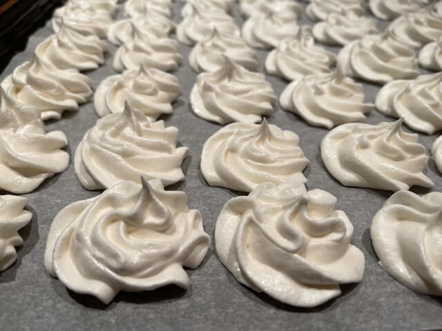 meringhe senza uova vegane in teglia