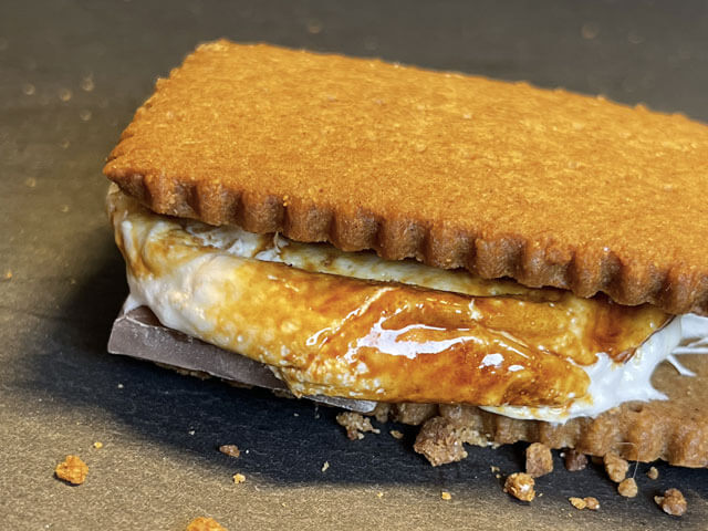 S'mores, marshmallow e cioccolato racchiusi tra due biscotti Graham crackers