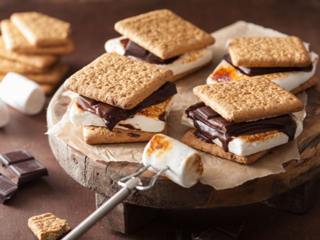 s'mores o smores i famosi dolcetti con cioccolato e marshmallow