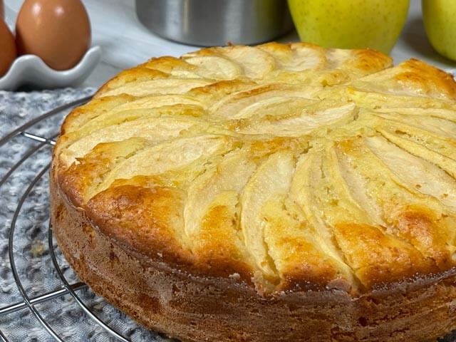 torta di mele con farina di riso e yogurt appena sfornata