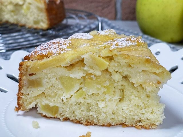 fetta di torta di mele leggera senza glutine con farina di riso