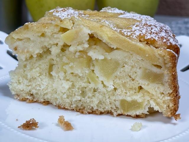 fetta di torta di mele senza glutine con farina di riso e yogurt