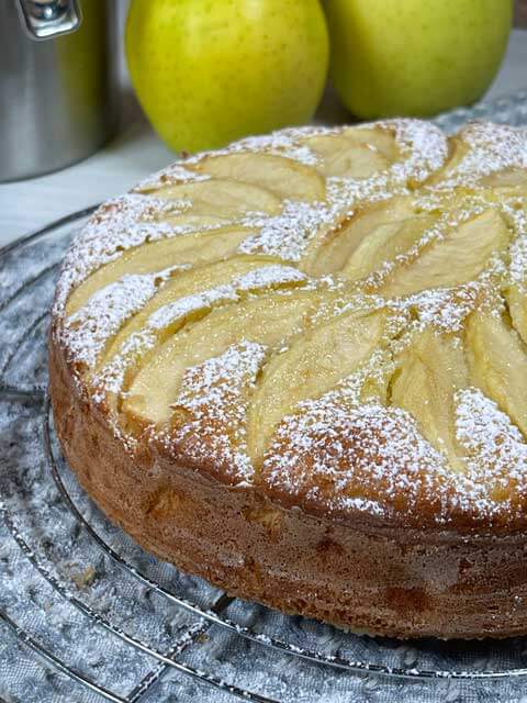 torta di mele e yogurt decorata con zucchero a velo