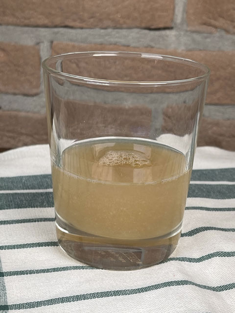 bicchiere di acquafaba per dolci leggeri e soffici