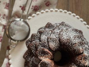 Bundt Cake cioccolato e cocco senza burro decorata con zucchero a velo