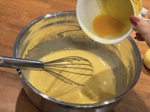 Aggiunta dei tuorli all'impasto della Ciambella Americana