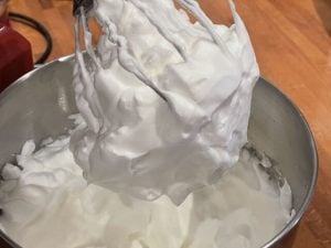 albumi montati a neve per la Ciambella Americana o Chiffon Cake