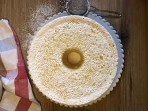 ciambellone americano decorato con zucchero a velo