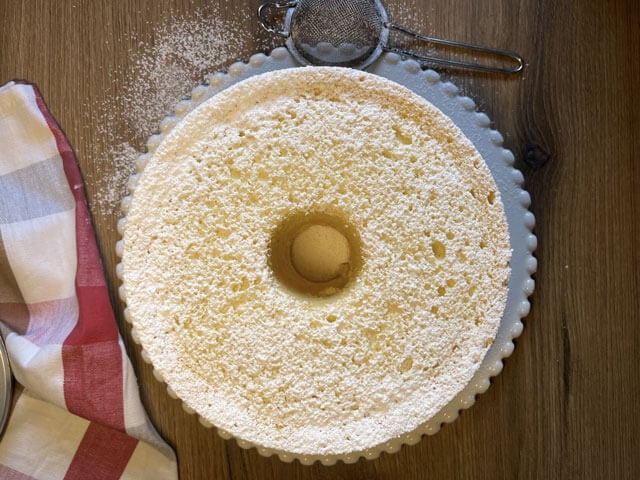 ciambellone americano decorato con zucchero a velo