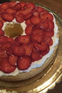 Fragole sul primo strato della Chiffon Cake farcita