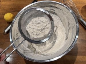 ingredienti secchi per la ciambella americana o chiffon cake
