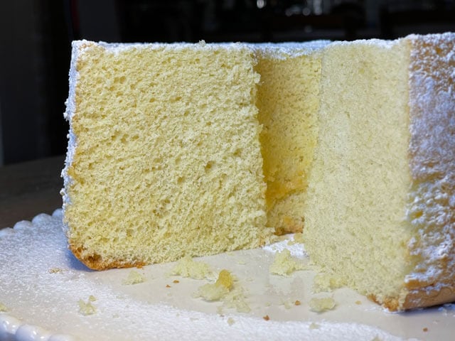 Interno della torta americana chiffon cake altissima e soffice