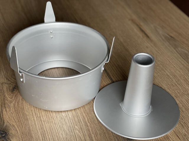 pezzi separati di uno stampo per la torta americana o Chiffon Cake