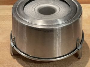 raffreddamento della Ciambella Americana con lo stampo appoggiato sui 3 piedini