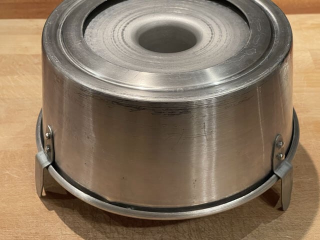 raffreddamento della Ciambella Americana con lo stampo appoggiato sui 3 piedini