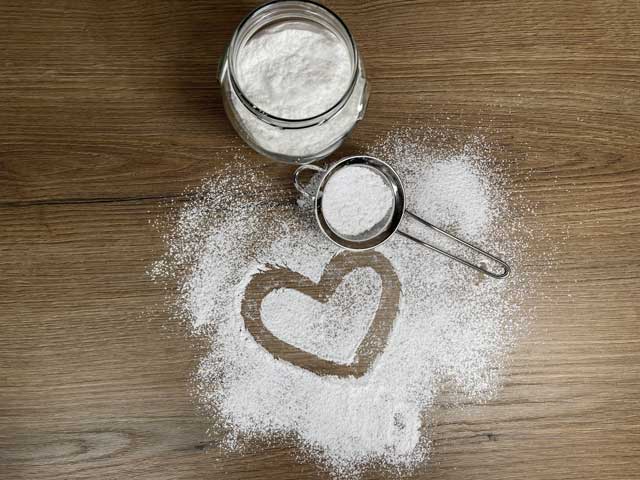 Zucchero bucaneve nel barattolo e nel colino