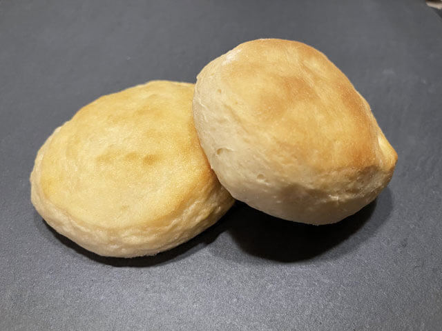 Muffin inglesi, piccole focaccine al burro perfette da farcire con marmellata o cioccolato