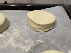 muffin inglesi si preparano facilmente con un tagliabiscotti o un coppapasta