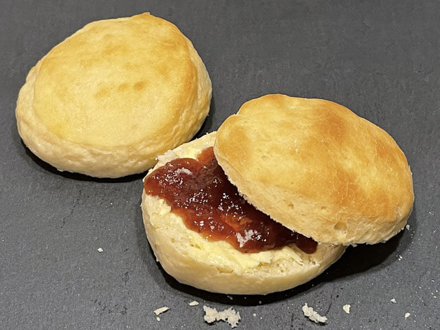 Muffin inglesi farciti con marmellata di fragole