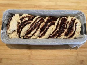 Babka al cioccolato senza glutine nello stampo pronto per la seconda lievitazione