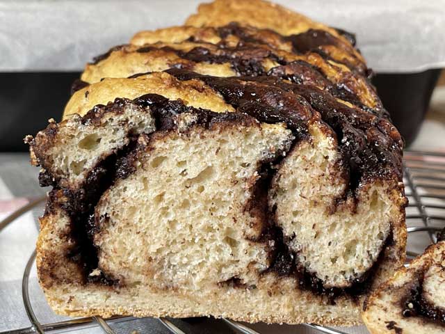 Interno del Babka al cioccolato senza glutine, perfettamente lievitato