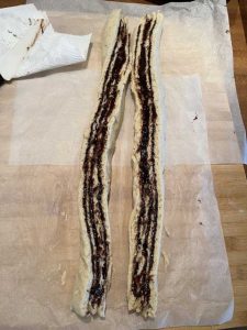 rotolo farcito del Babka al cioccolato senza glutine tagliato a metà