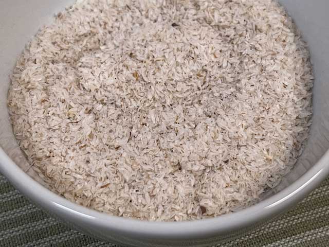 Una ciotola di bucce di psillio in cucina pronte per l'utilizzo