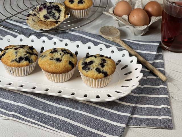muffin ai mirtilli senza burro sfornati e pronti da servire