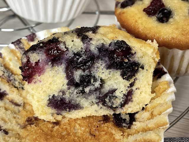 Interno morbido e umido dei muffin ai mirtilli senza burro