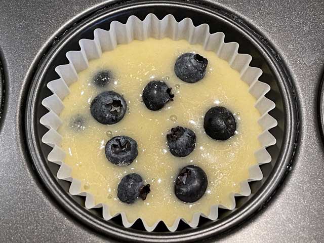 Muffin ai mirtilli senza burro con zucchero semolato bianco